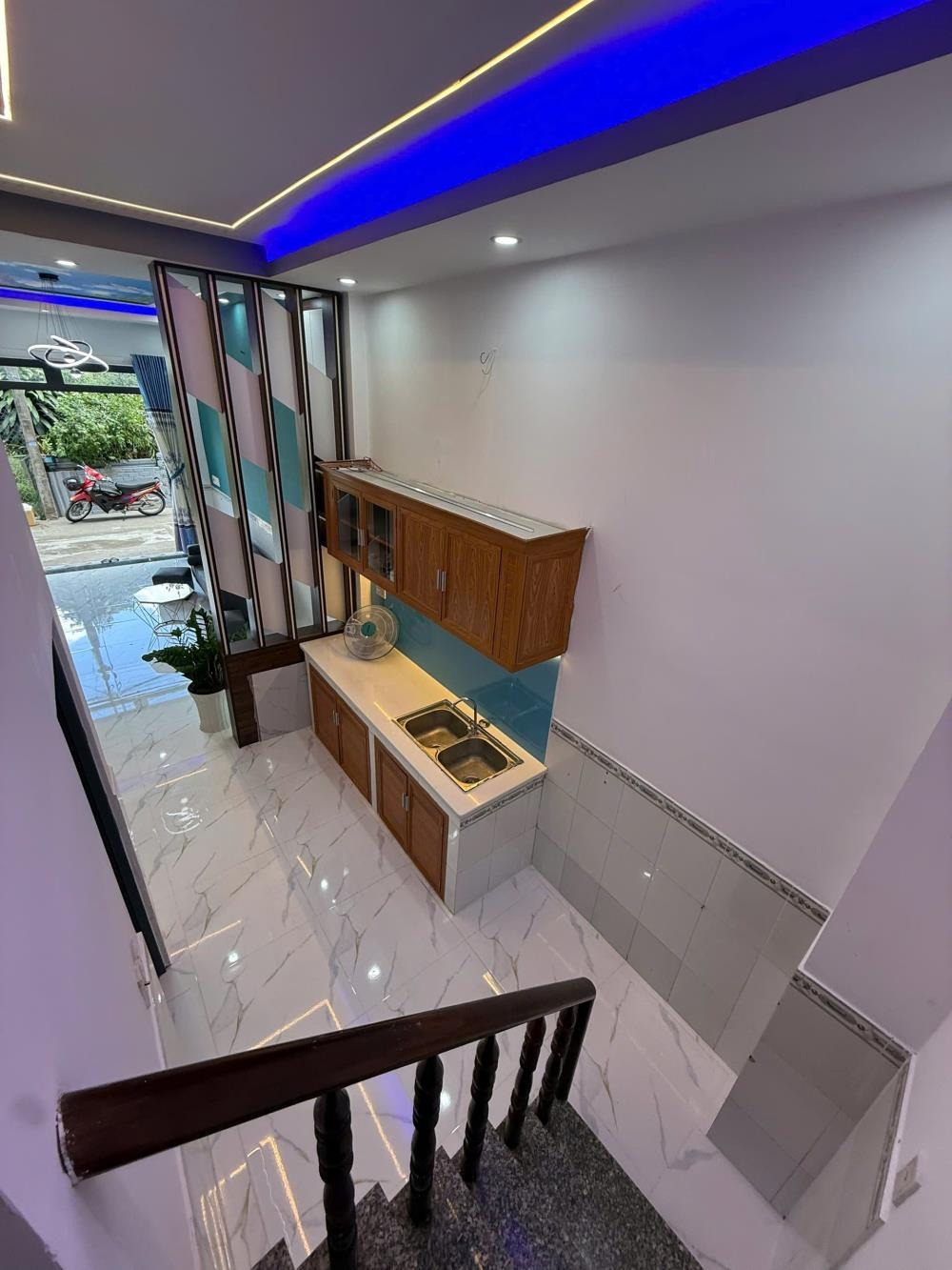 Chính chủ bán nhà mới xây tại Xuân Thới Đông - Hẻm Ô Tô, Tặng Nội Thất