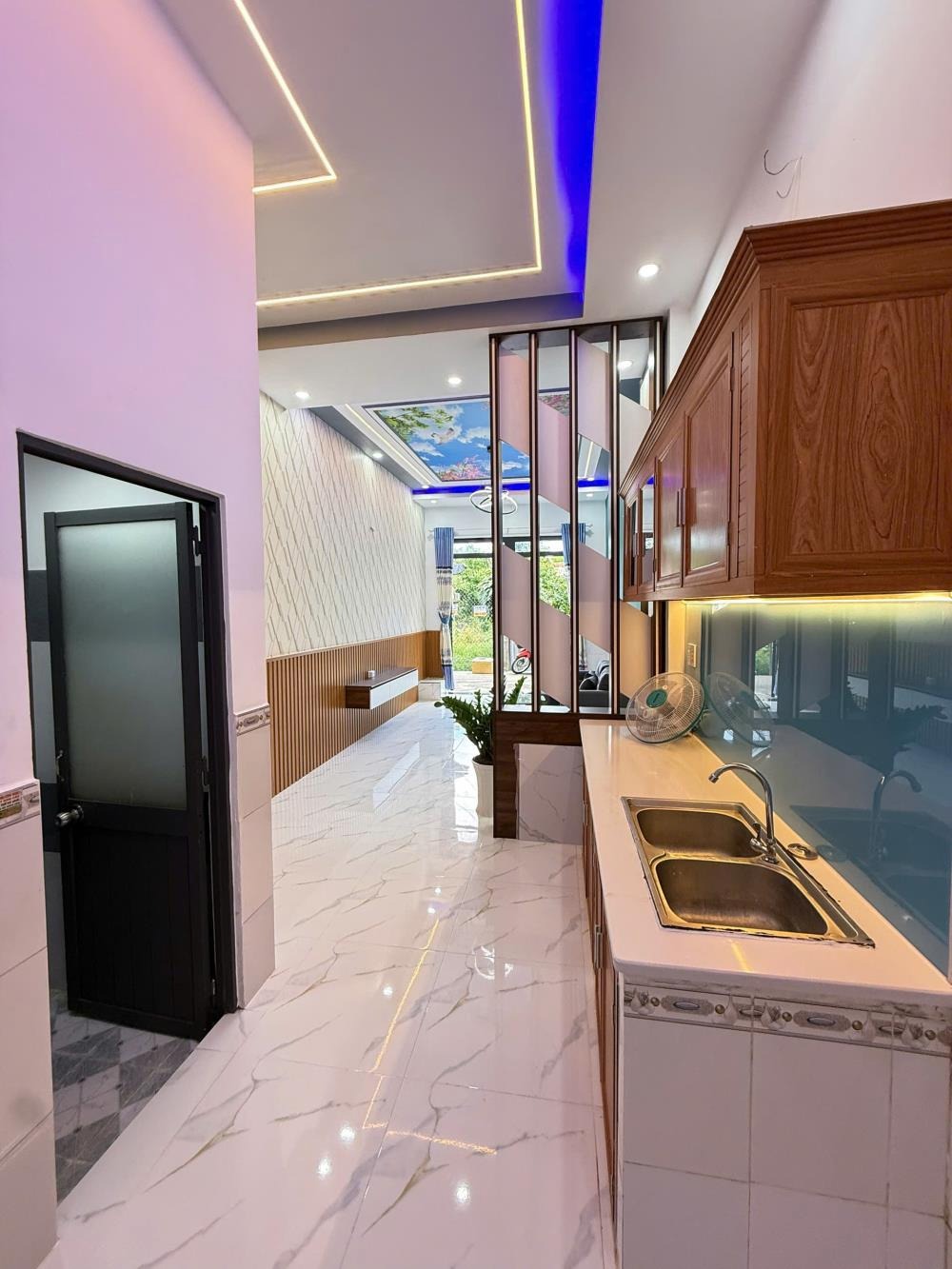 Chính chủ bán nhà mới xây tại Xuân Thới Đông - Hẻm Ô Tô, Tặng Nội Thất