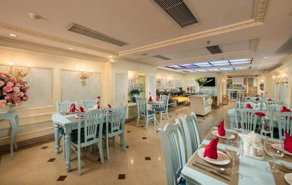 Tòa Apartment Cao Cấp Dịch Vọng Hậu - Mặt Phố, 300m2, Sinh Lợi Cao