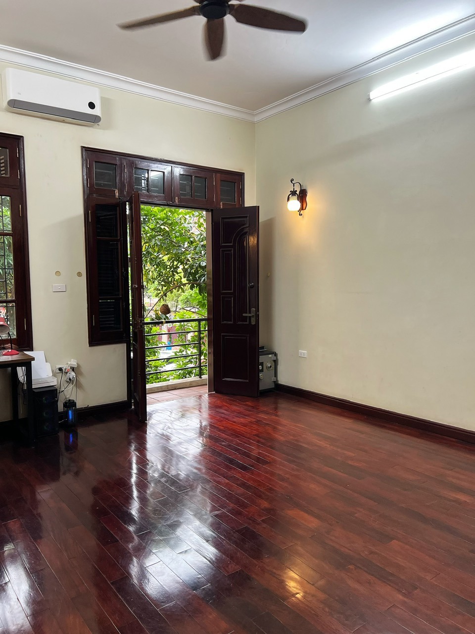 Bán Nhà 85m2 Phố Vũ Ngọc Phan - Vị Trí Đắc Địa, Thông Thoáng, Gần Nhiều Tiện Ích