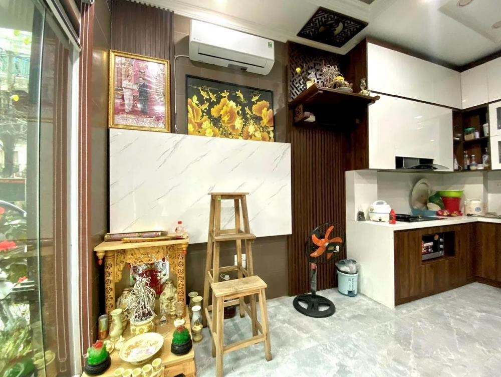 Bán Nhà Phố Láng Hạ - 31m2 x 5 Tầng, Mặt Tiền 5.7m, Ô Tô Đỗ Cổng
