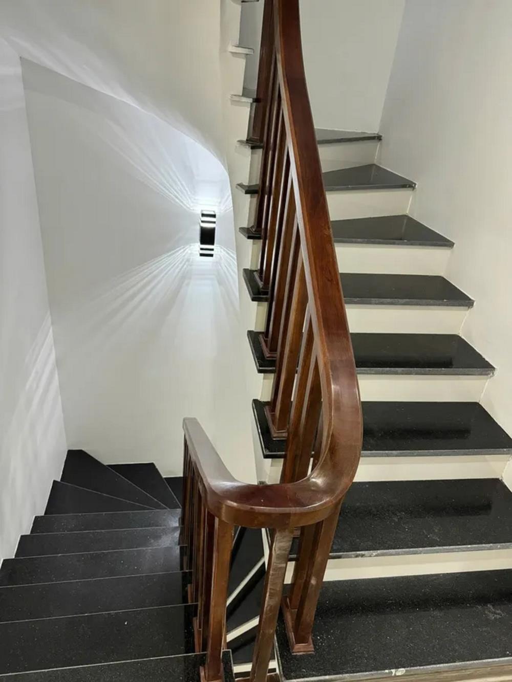 Bán nhà Trần Thái Tông - Cầu Giấy: Ô tô đỗ cửa, Kinh doanh đỉnh, 40m2, 5 Tầng