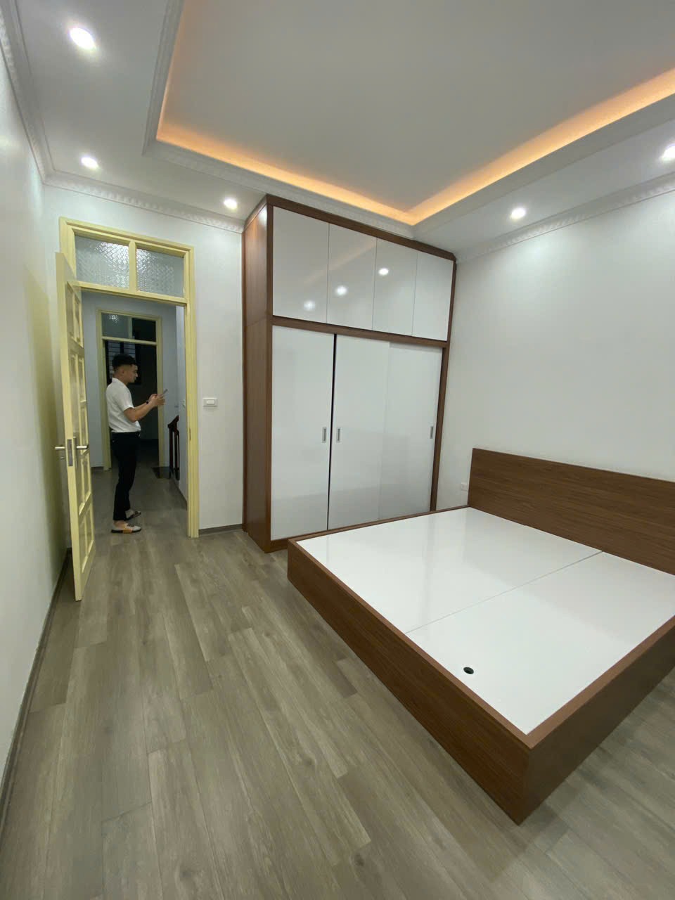 Bán nhà Trần Thái Tông - Cầu Giấy: Ô tô đỗ cửa, Kinh doanh đỉnh, 40m2, 5 Tầng