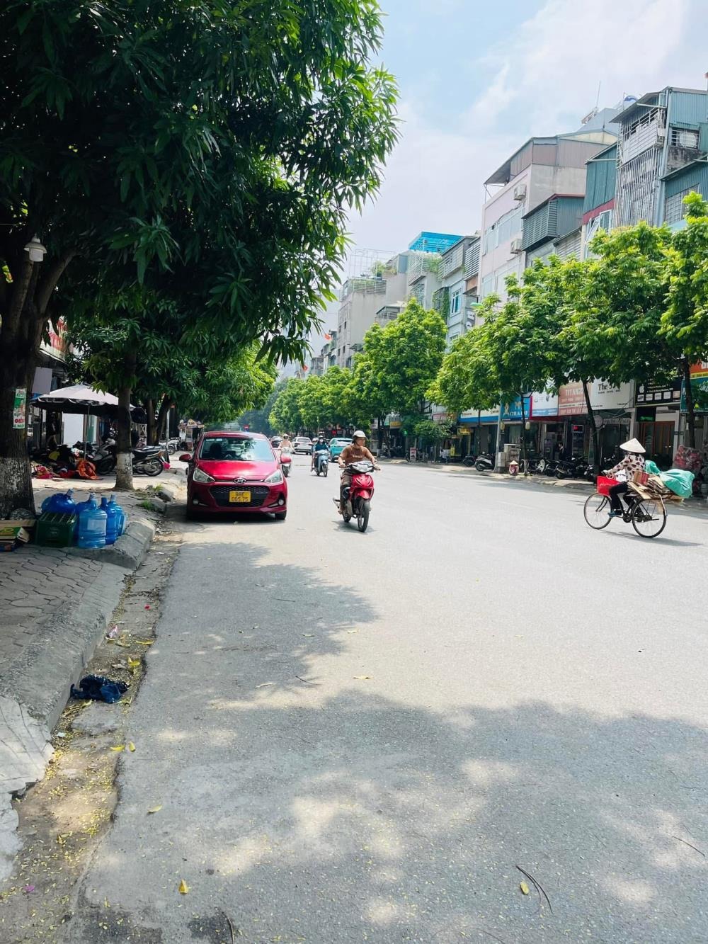 Nhà phố Trần Quốc Hoàn - 8.55 tỷ - 4 Tầng - Vỉa Hè Rộng - Kinh Doanh