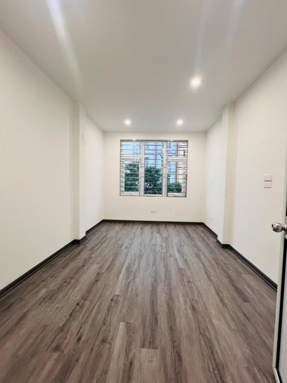 Nhà phố Trần Quốc Hoàn - 8.55 tỷ - 4 Tầng - Vỉa Hè Rộng - Kinh Doanh