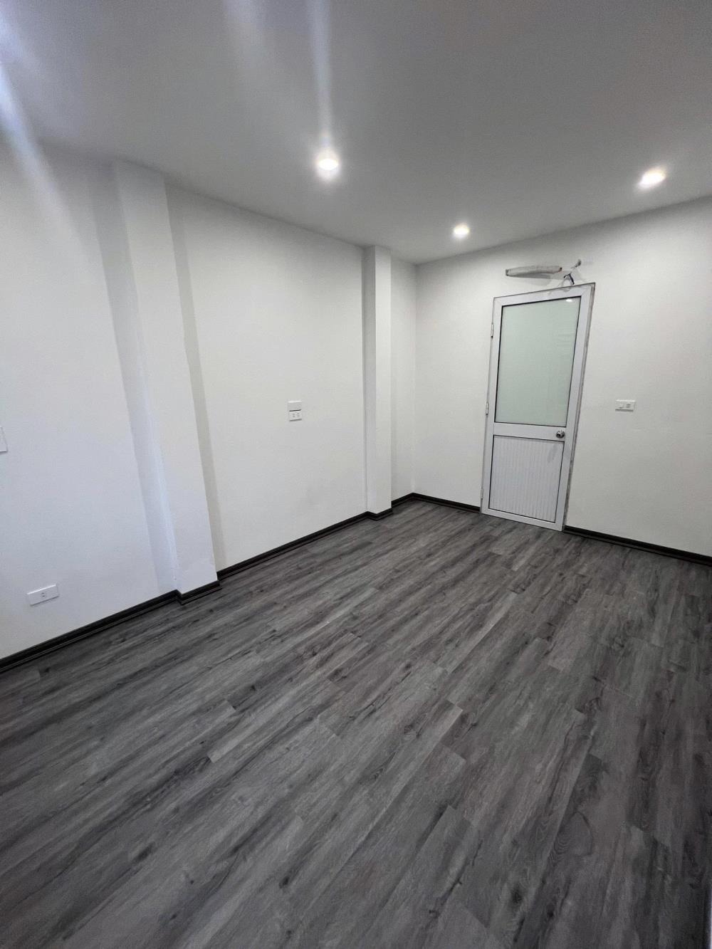 Nhà phố Trần Quốc Hoàn - 8.55 tỷ - 4 Tầng - Vỉa Hè Rộng - Kinh Doanh
