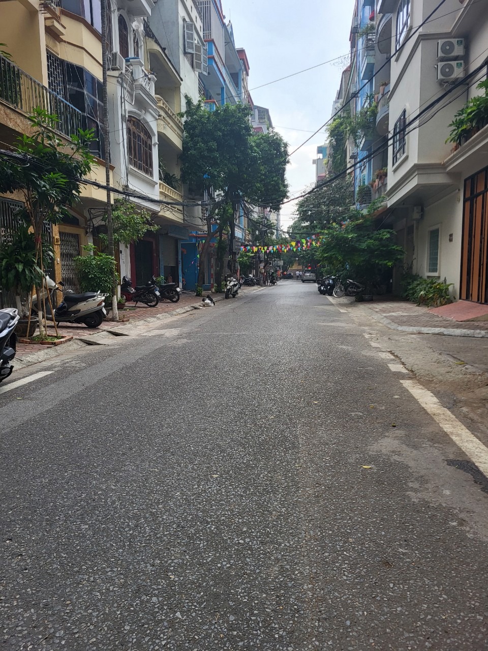 Bán Nhà Phố Lê Văn Thiêm - Vỉa Hè, Ô Tô, Kinh Doanh - 65m2, Giá 23.5 Tỷ