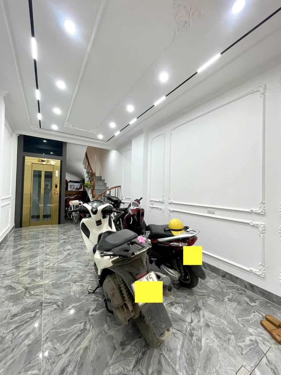 Bán Nhà Tây Hồ 7 Tầng - Vị Trí Đắc Địa - Full Nội Thất - Giá Tốt