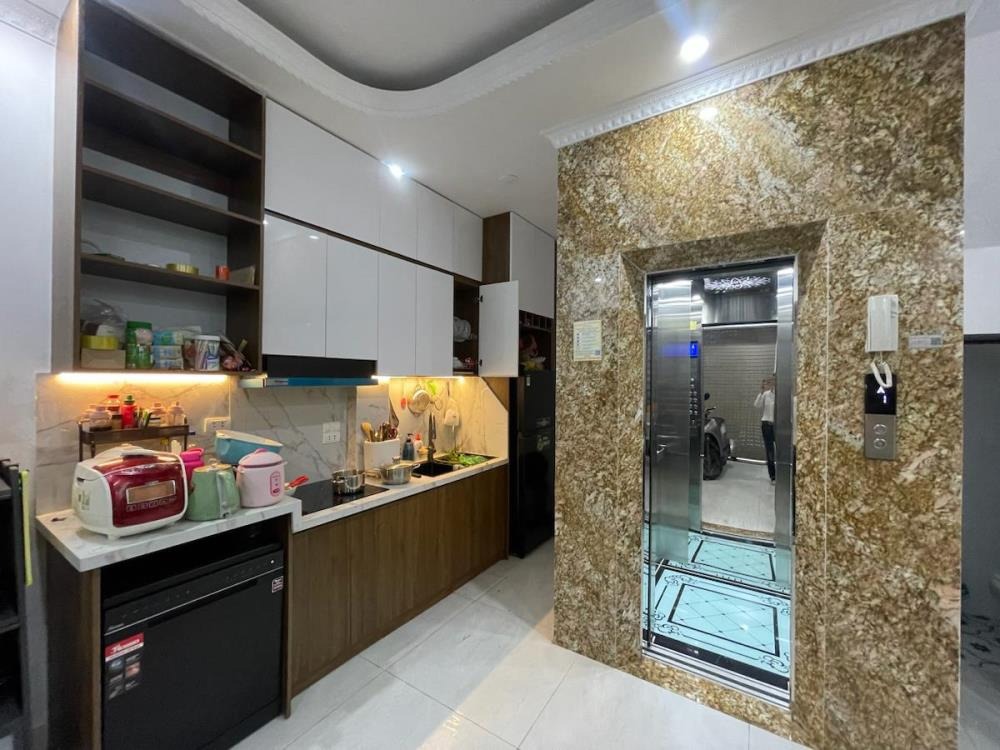 Nhà 7 Tầng, Thang Máy, Xây Mới - Vị Trí Đắc Địa Trường Chinh