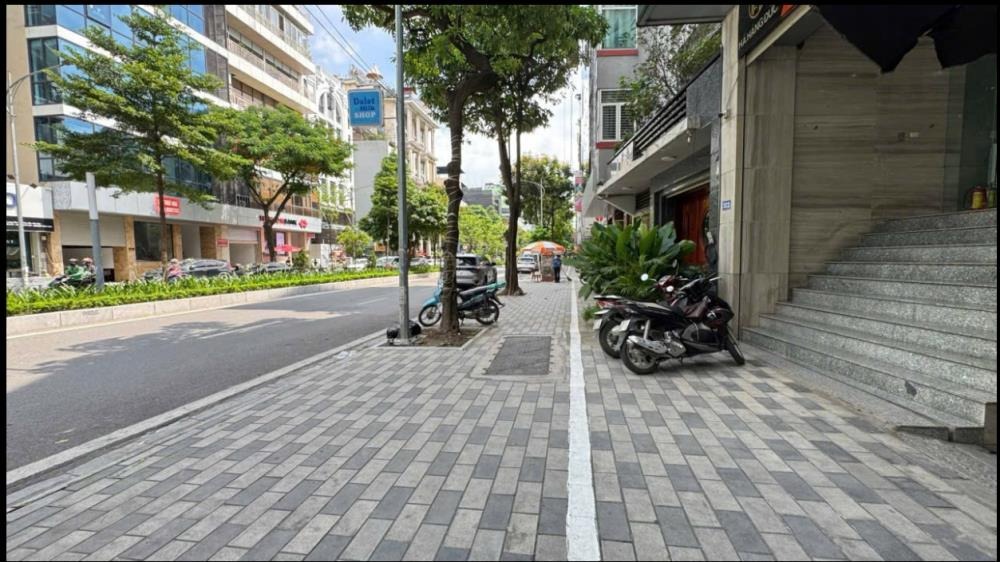 Bán Tòa Nhà Văn Phòng Mặt Phố Lạc Long Quân - 134m² x 7 Tầng - Doanh Thu 150 Tr/Th