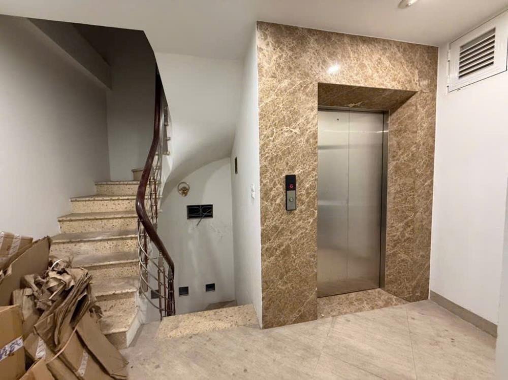 Bán Tòa Nhà 6 Tầng Thang Máy Mặt Phố Giải Phóng - Giá Chỉ 300tr/m2