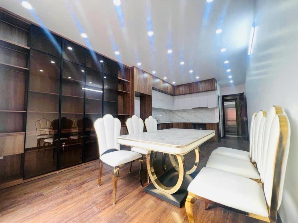 Mặt Phố Hiếm Có - 39m2, 4 Tầng, Ô Tô Đỗ Cửa, Kinh Doanh Đỉnh Cao - Giá 19.2 Tỷ