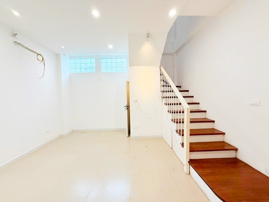 Nhà Phố Hoàng Hoa Thám - 3PN, 5 Tầng, Ngõ Thông, Gần Hồ Tây