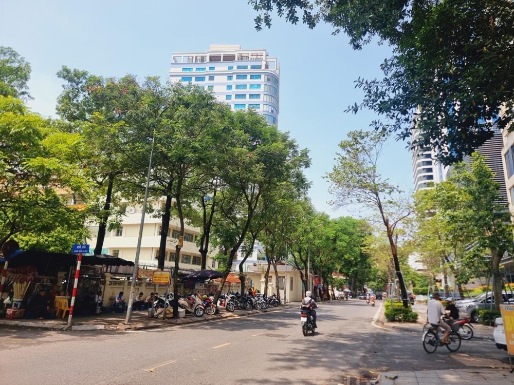 Bán nhà mặt phố Đội Cấn: Lô góc 3 mặt tiền, kinh doanh đỉnh cao, giá 190 tỷ