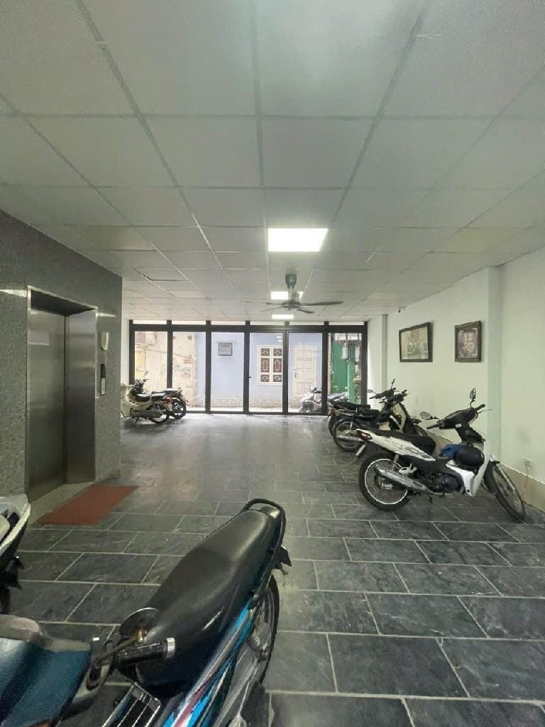 Bán nhà mặt tiền Hoàng Quốc Việt 75m2, 8 tầng, 7.7m, Kinh doanh đỉnh cao, Giá 35 tỷ