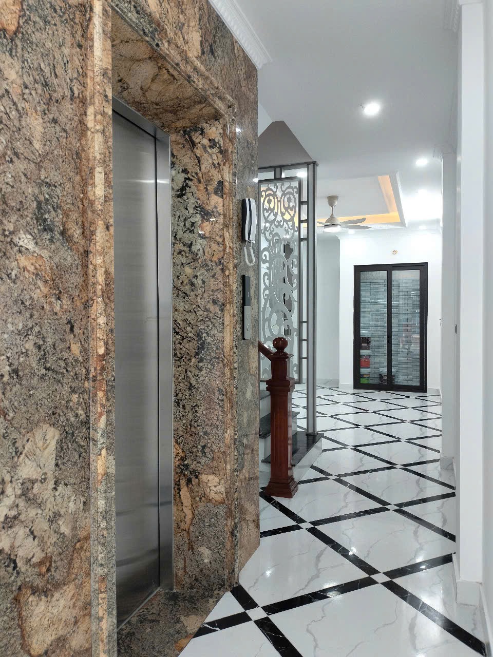 Bán Nhà 6 Tầng Thang Máy, Gần Tái Định Cư Ngọc Hồi, DT 56m², Giá 7.8 Tỷ