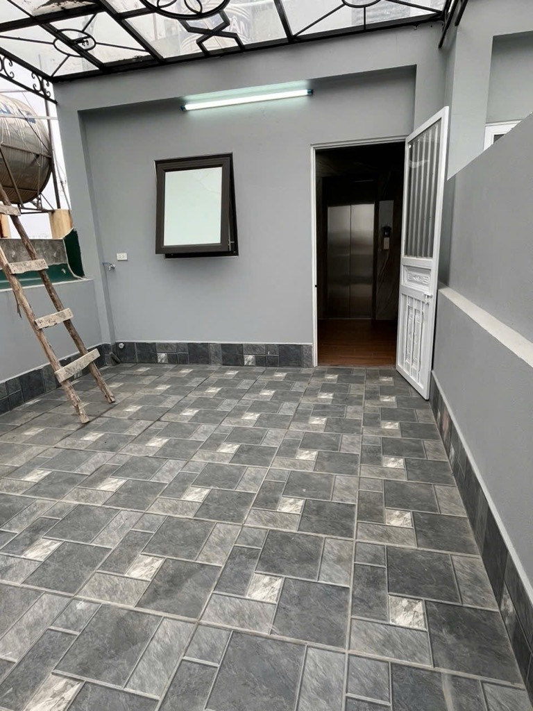 Bán nhà suýt nữa thì nằm ở mặt đường Thạch Bàn | 43.5m2 - 8 tỷ | Thang máy, Nội thất