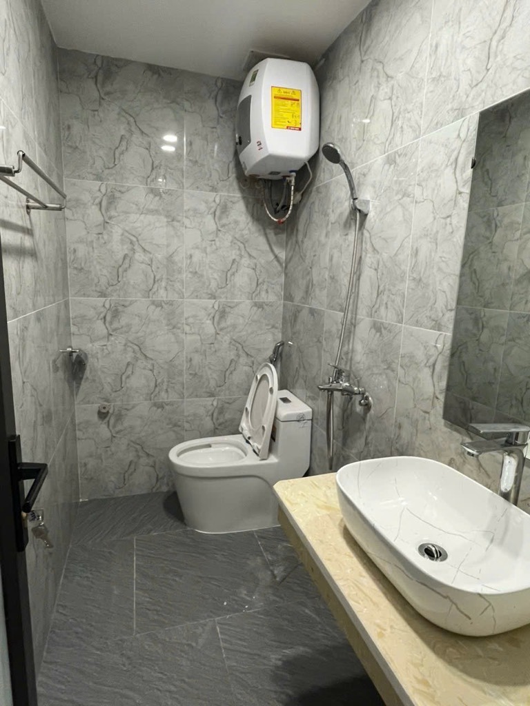 Bán nhà suýt nữa thì nằm ở mặt đường Thạch Bàn | 43.5m2 - 8 tỷ | Thang máy, Nội thất