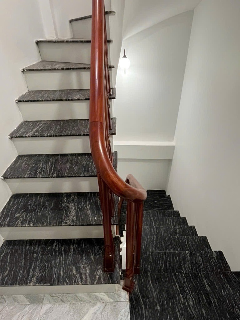 Bán nhà suýt nữa thì nằm ở mặt đường Thạch Bàn | 43.5m2 - 8 tỷ | Thang máy, Nội thất
