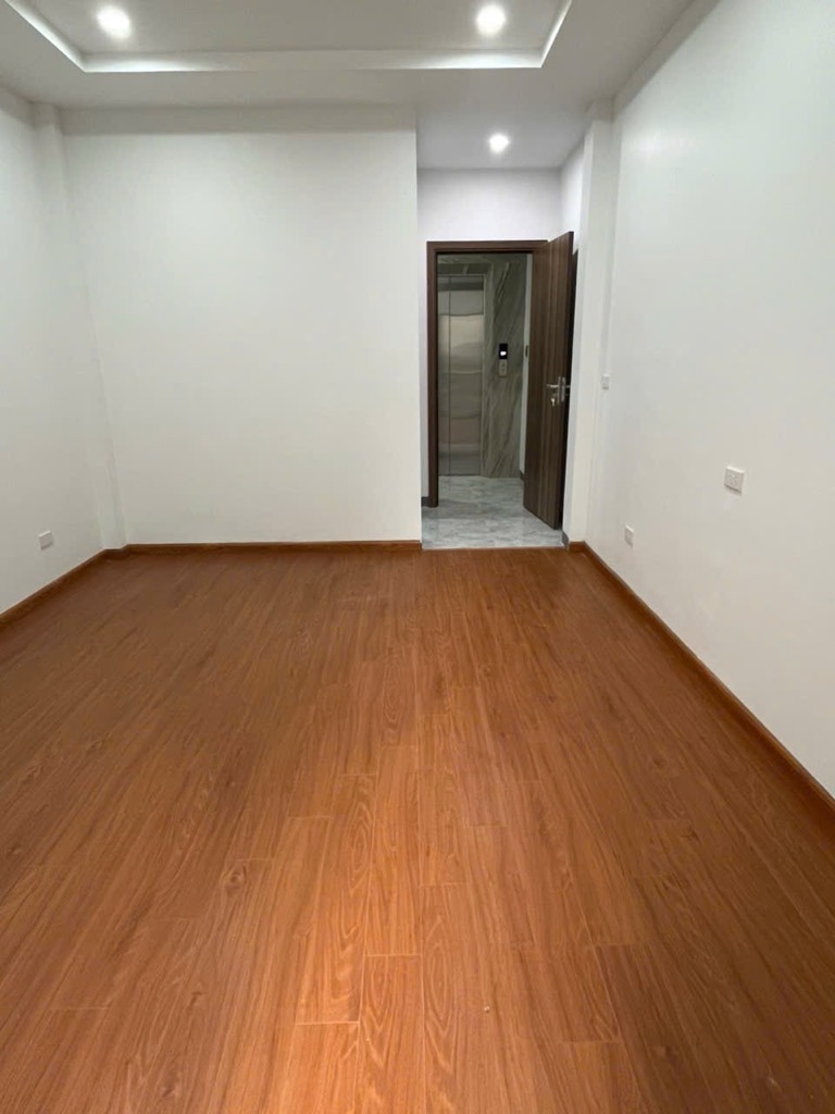 Bán nhà suýt nữa thì nằm ở mặt đường Thạch Bàn | 43.5m2 - 8 tỷ | Thang máy, Nội thất