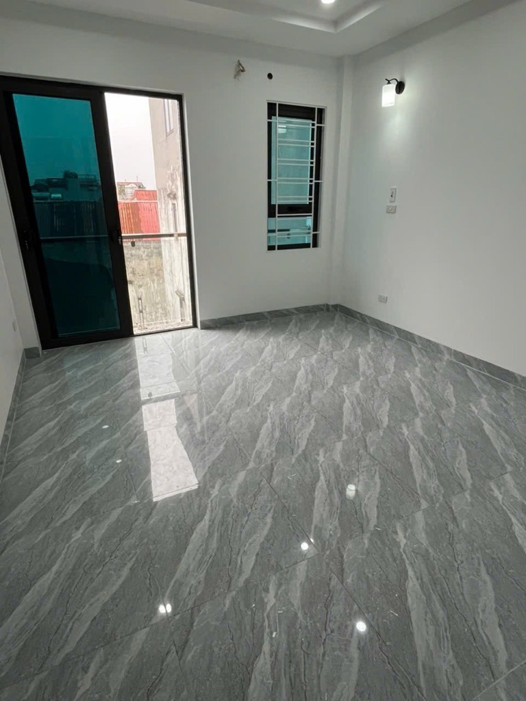 Bán nhà suýt nữa thì nằm ở mặt đường Thạch Bàn | 43.5m2 - 8 tỷ | Thang máy, Nội thất