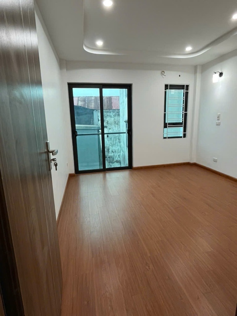 Bán nhà suýt nữa thì nằm ở mặt đường Thạch Bàn | 43.5m2 - 8 tỷ | Thang máy, Nội thất