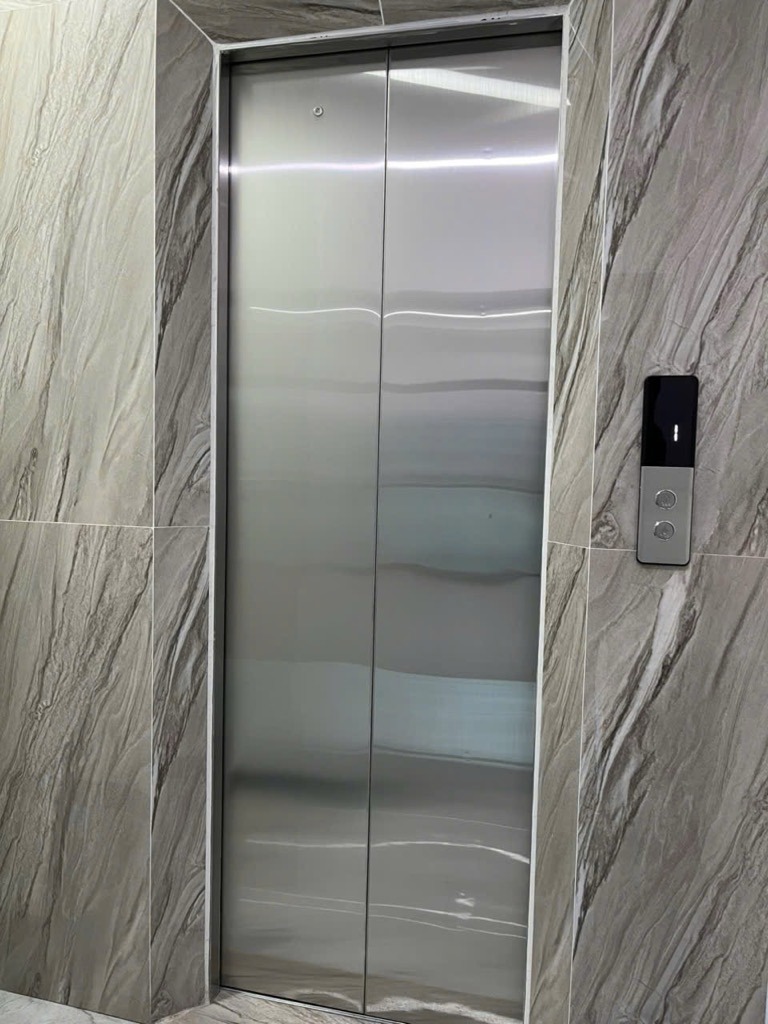 Bán nhà suýt nữa thì nằm ở mặt đường Thạch Bàn | 43.5m2 - 8 tỷ | Thang máy, Nội thất