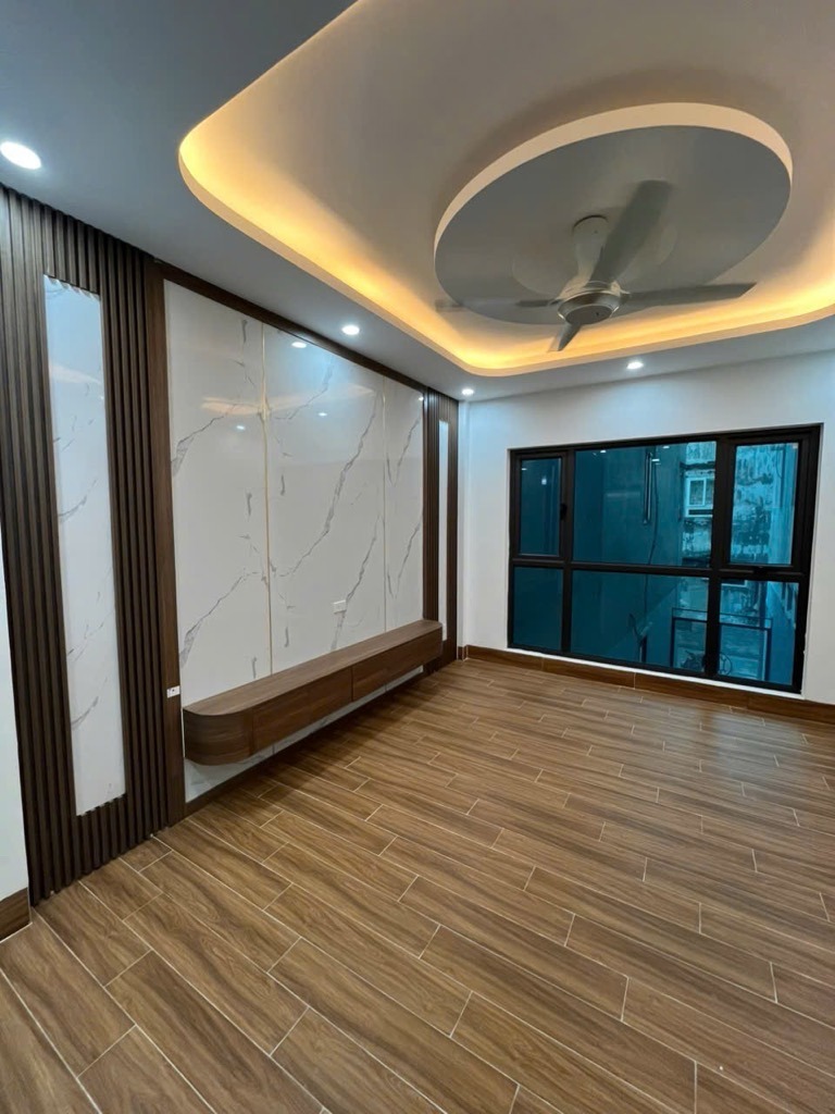 Bán nhà suýt nữa thì nằm ở mặt đường Thạch Bàn | 43.5m2 - 8 tỷ | Thang máy, Nội thất