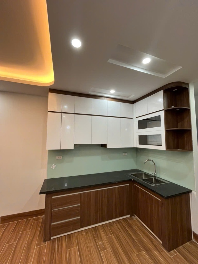 Bán nhà suýt nữa thì nằm ở mặt đường Thạch Bàn | 43.5m2 - 8 tỷ | Thang máy, Nội thất