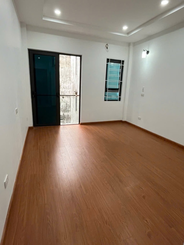 Bán nhà suýt nữa thì nằm ở mặt đường Thạch Bàn | 43.5m2 - 8 tỷ | Thang máy, Nội thất