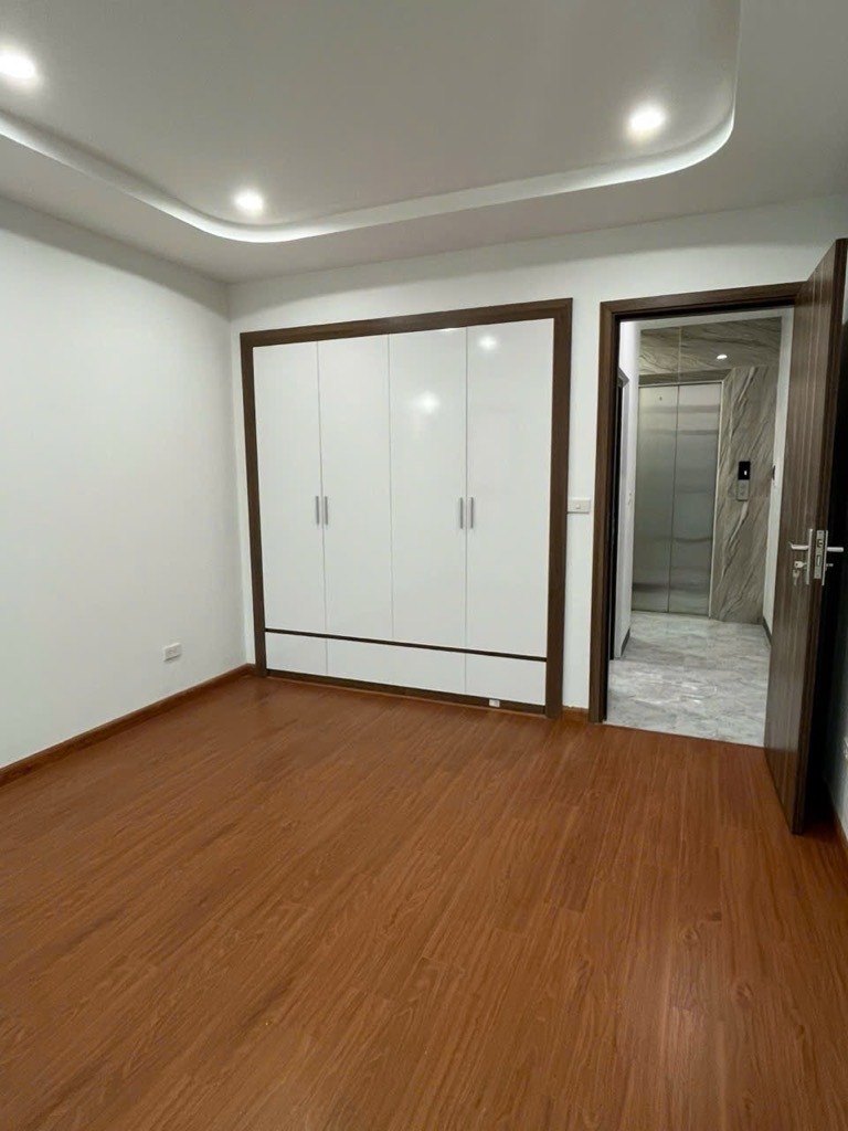 Bán nhà suýt nữa thì nằm ở mặt đường Thạch Bàn | 43.5m2 - 8 tỷ | Thang máy, Nội thất