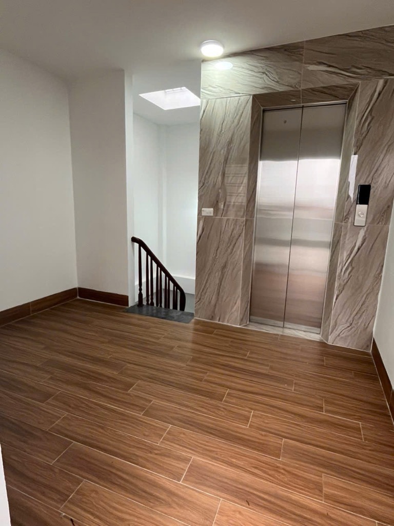 Bán nhà suýt nữa thì nằm ở mặt đường Thạch Bàn | 43.5m2 - 8 tỷ | Thang máy, Nội thất