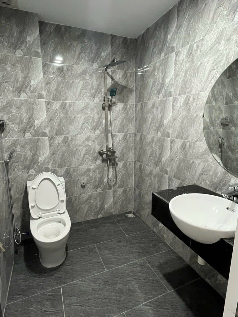 Bán nhà suýt nữa thì nằm ở mặt đường Thạch Bàn | 43.5m2 - 8 tỷ | Thang máy, Nội thất