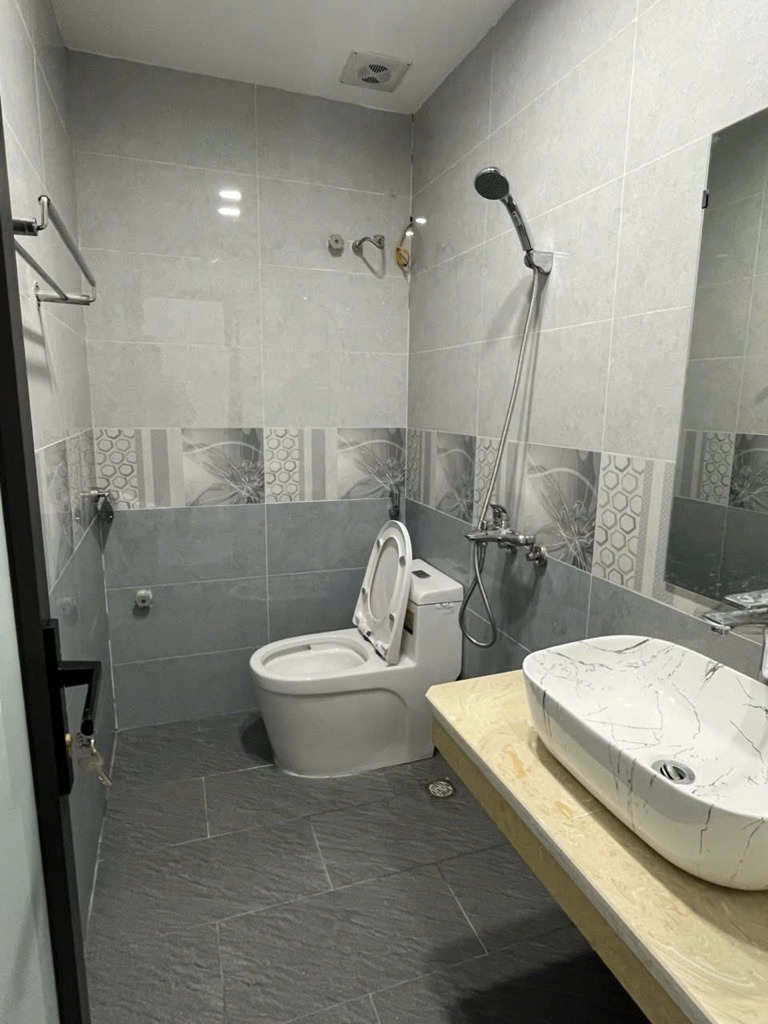Bán nhà suýt nữa thì nằm ở mặt đường Thạch Bàn | 43.5m2 - 8 tỷ | Thang máy, Nội thất