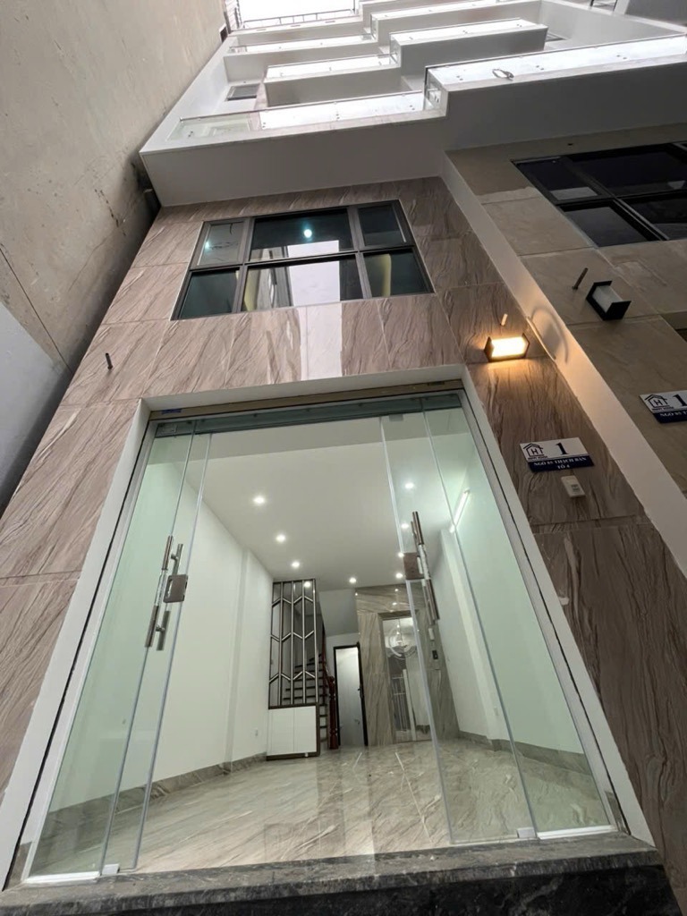 Bán nhà suýt nữa thì nằm ở mặt đường Thạch Bàn | 43.5m2 - 8 tỷ | Thang máy, Nội thất