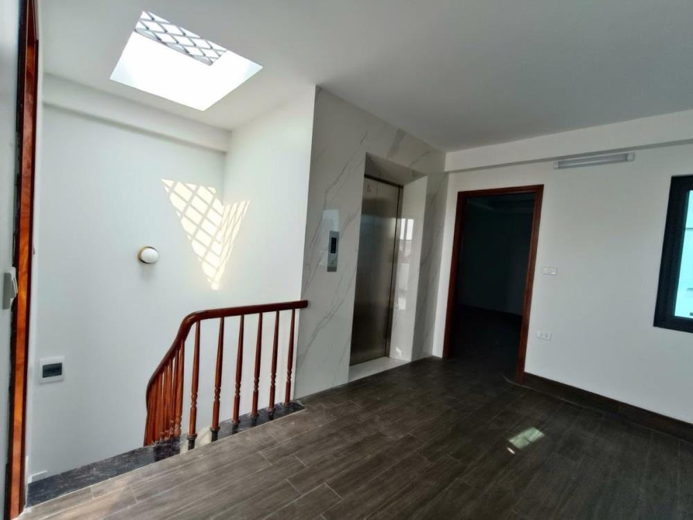 Trần cung 56m2, 7 tầng, mặt tiền 11m, lô góc, Cầu Giấy - 18.5 tỷ