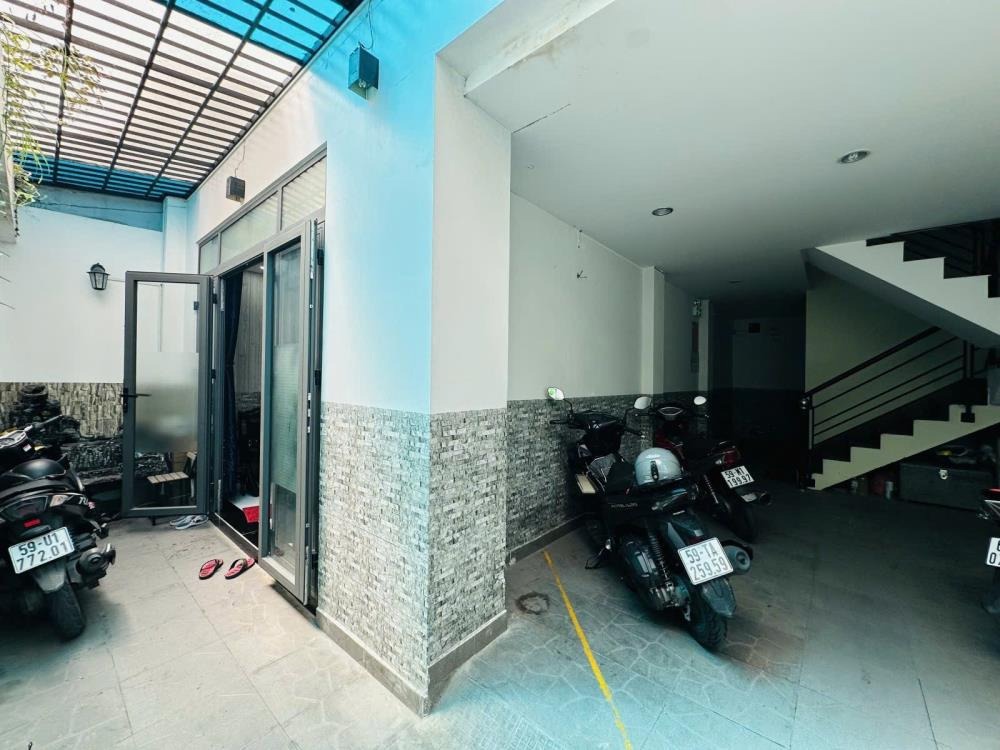 Nhà 11 phòng, full cho thuê, 17.8 tỷ - Vị trí đắc địa Thành Thái