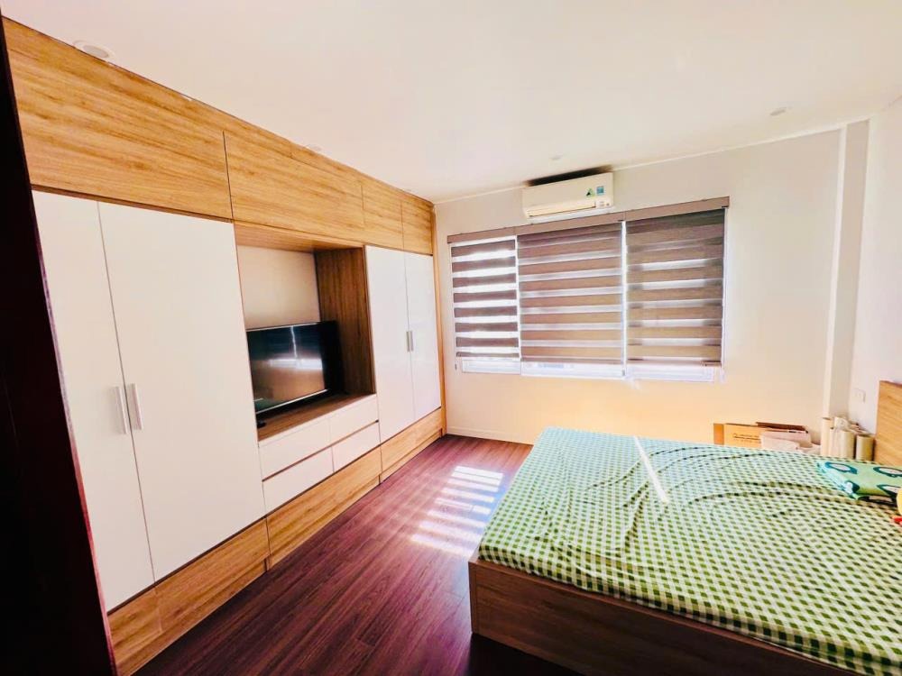 Nhà phố Ngô Gia Tự - Long Biên: Thang Máy, Ô Tô Đỗ Cổng, Giá 8 Tỷ