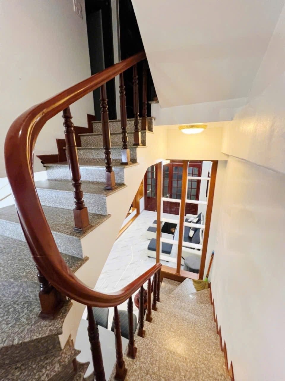 Bán Nhà Đẹp Tây Hồ - 5 Tầng, 3 Phòng Ngủ, Full Nội Thất - Giá 7.2 Tỷ