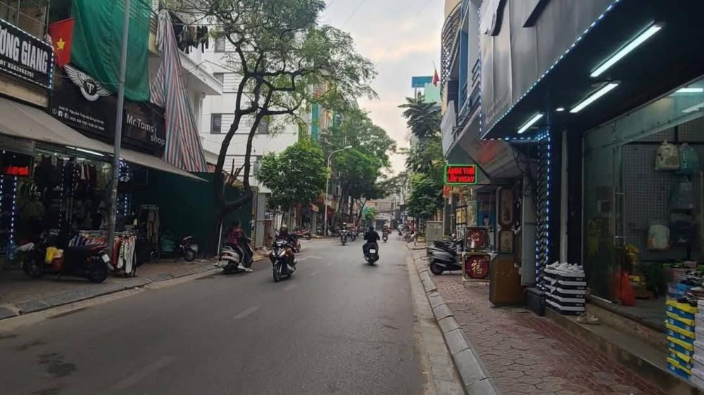 Bán Nhà Mặt Phố Nguyễn Trãi, Hà Đông - 108m² x 3T, MT 10.7m, Giá 32 Tỷ
