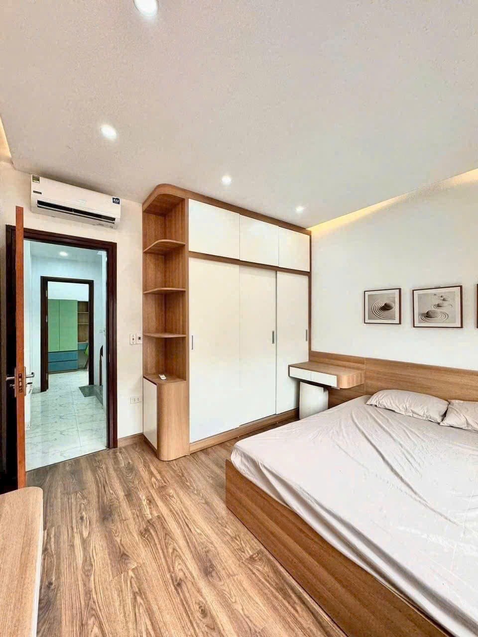 Vị trí đẹp - Nhà 30m2 x 5 tầng, Full Nội Thất - Khu đô thị Việt Hưng