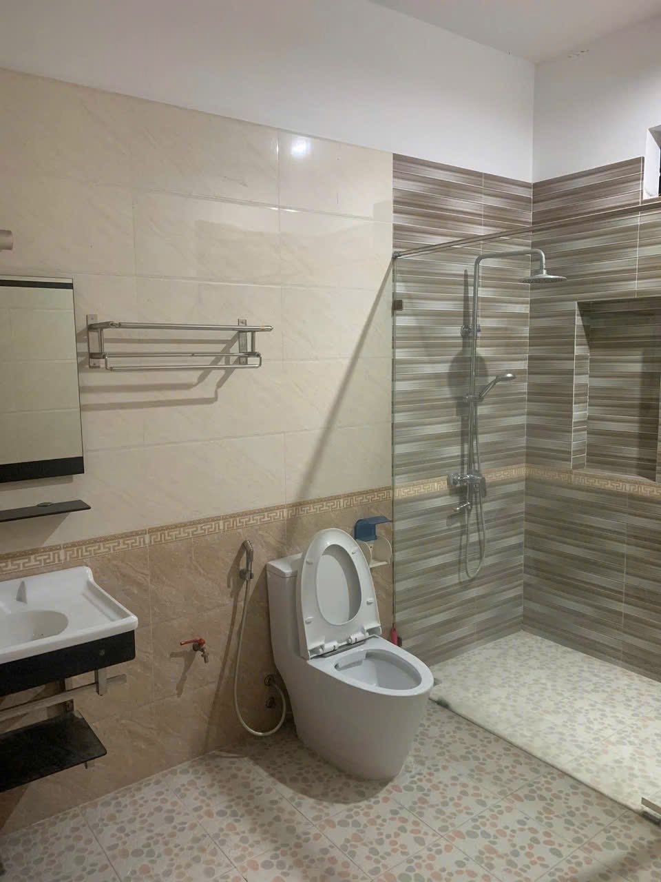 Bán nhà ngõ 68 Cầu Giấy: 44m2, 5 tầng, ô tô cách 40m, giá 11.6 tỷ
