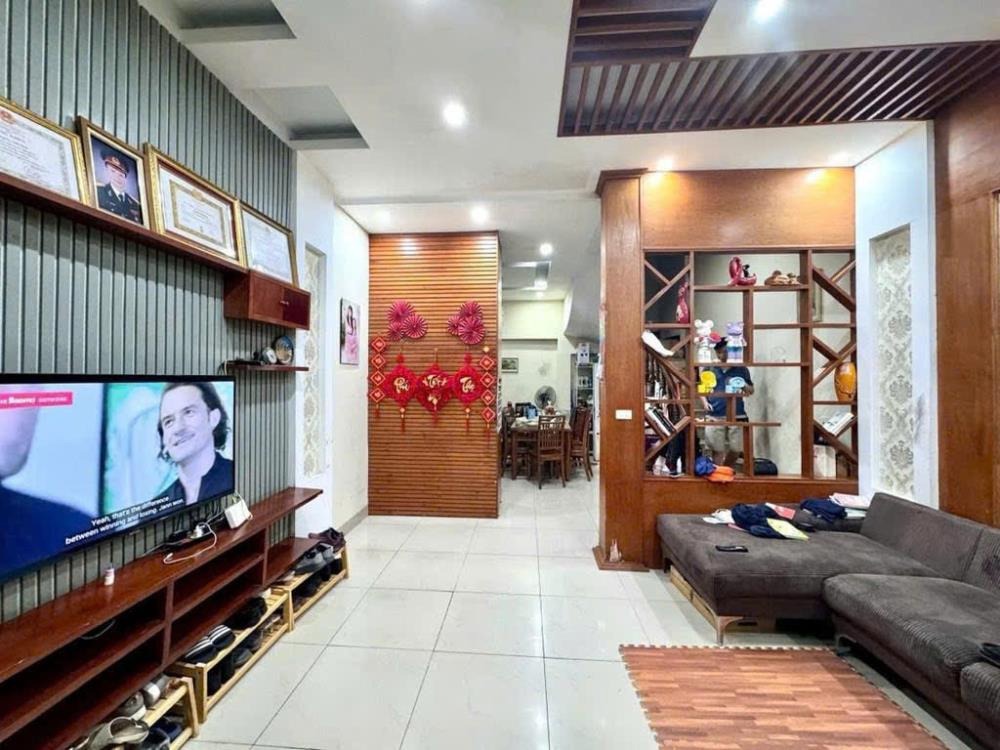 Bán nhà gấp Thanh Xuân: 60m2, 5 tầng, 4 tỷ - Vị trí đẹp, Sổ đỏ sẵn