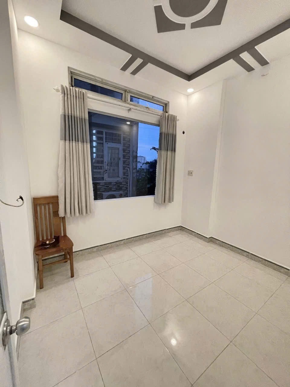 Nhà Xinh 1 Trệt 2 Lầu Quận 12 - Giá 1.87 Tỷ - Hẻm 3.5m - Gần Bệnh Viện