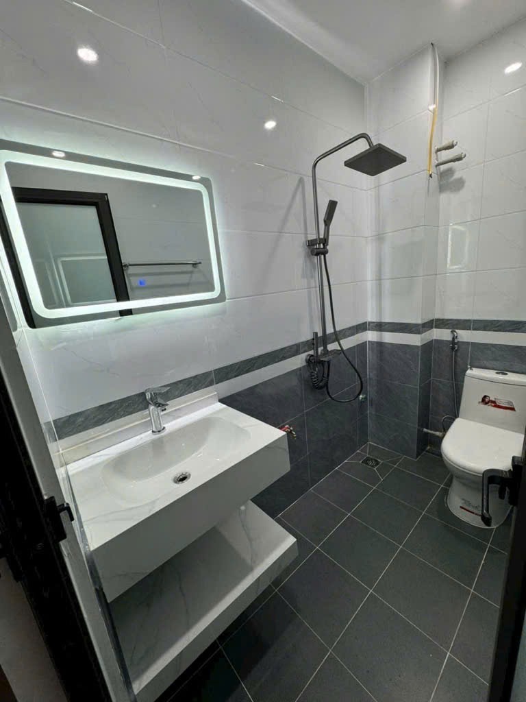 Nhà xây mới 40m2, ô tô vào cửa, gần chợ Lai Xá, Hoài Đức - 6 tỷ