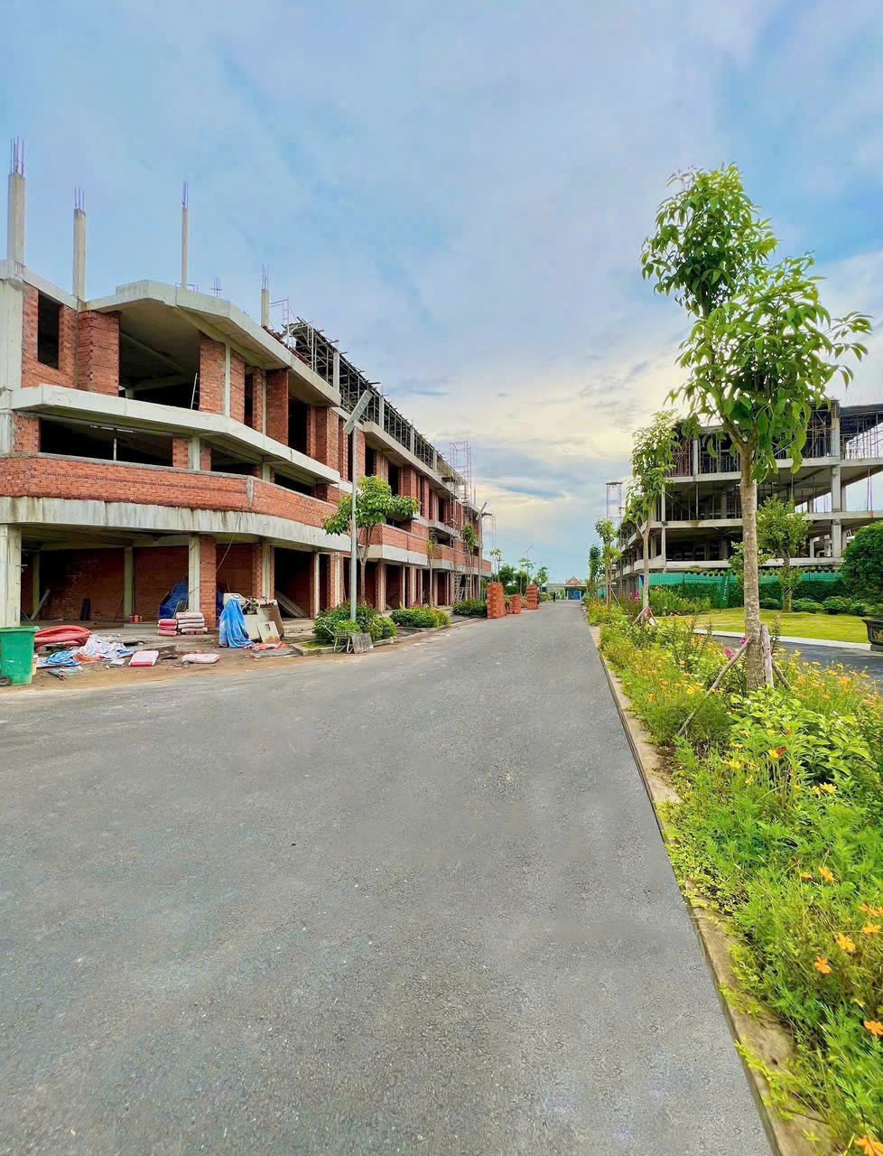 Nhà phố Soluna Giá Rẻ: Đầu Tư Sinh Lời, An Cư Q1, Pháp Lý Rõ Ràng