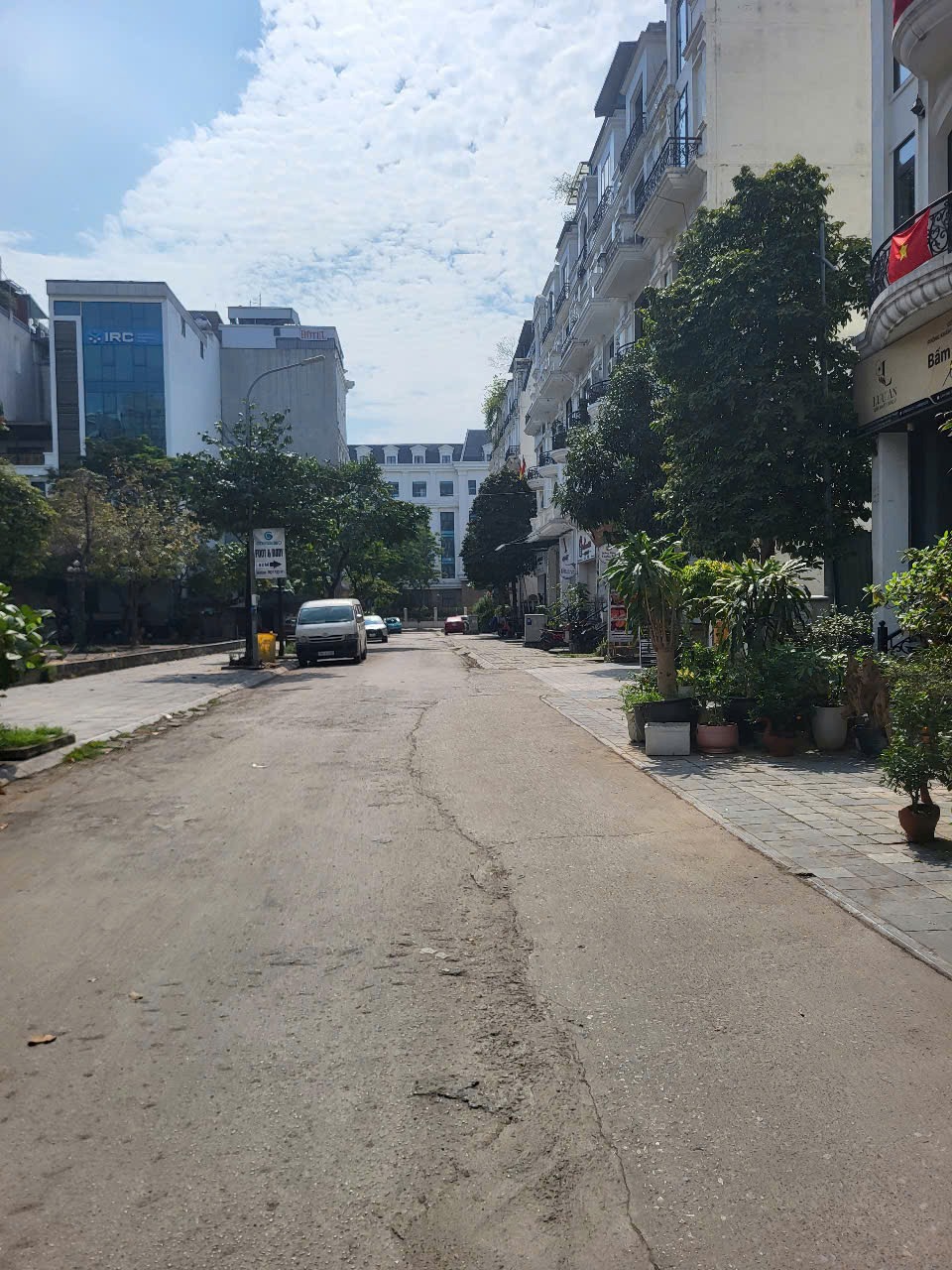 Biệt Thự Phố Cầu Giấy - 210m2, Hầm, View Sân Chơi - Giá 120 tỷ
