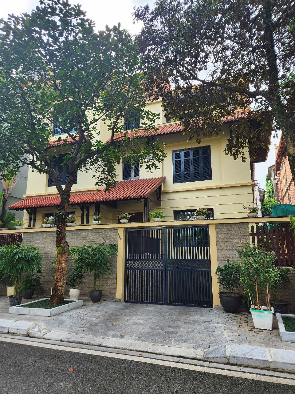 Bán Biệt Thự Đơn Lập Nghĩa Đô - 300m2, Hầm, View Hồ Tây - Giá 142 Tỷ
