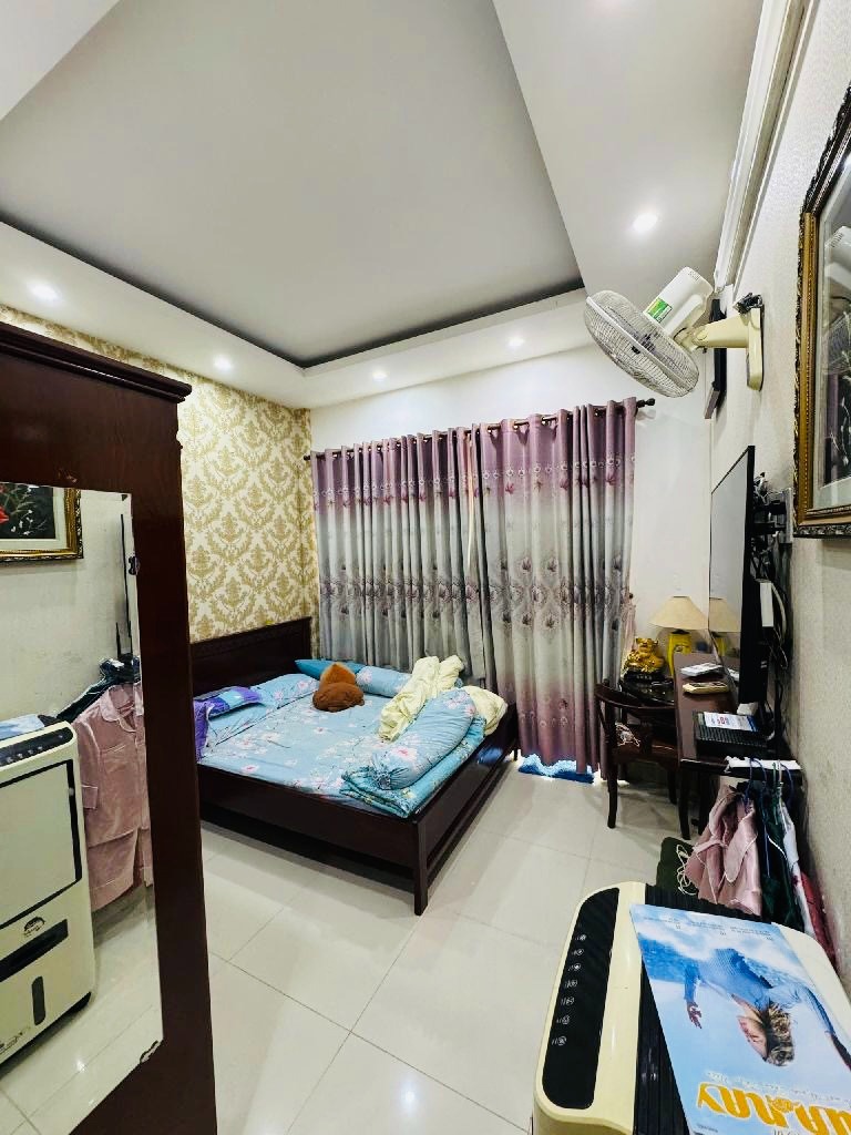 Bán Nhà Trường Chinh - Tân Bình: 4 Tầng, 4 Phòng Ngủ, Giá 7.6 Tỷ