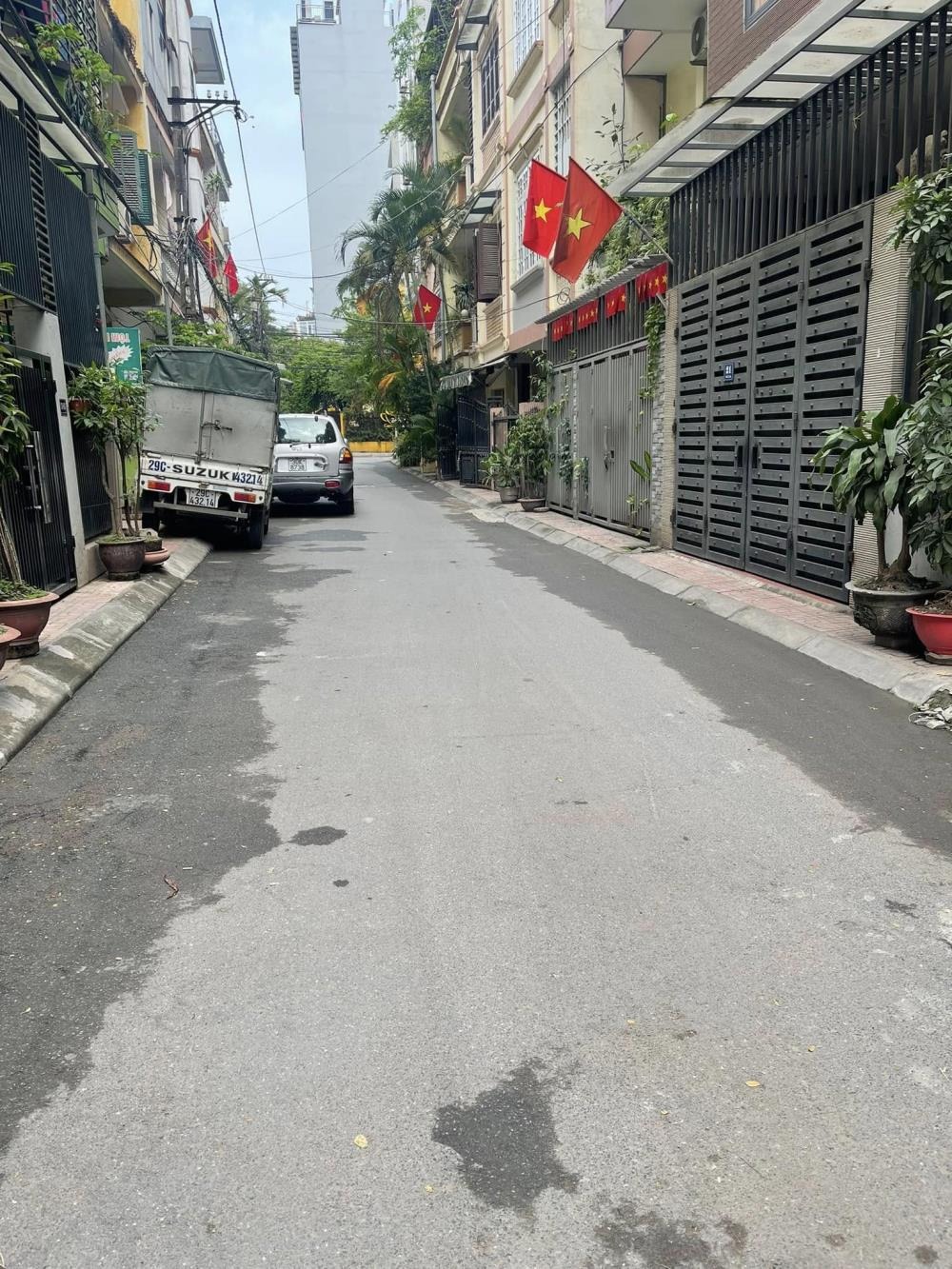 Bán nhà Giải Phóng - Phân Lô - Ô Tô Tránh - Giá 26.5 Tỷ